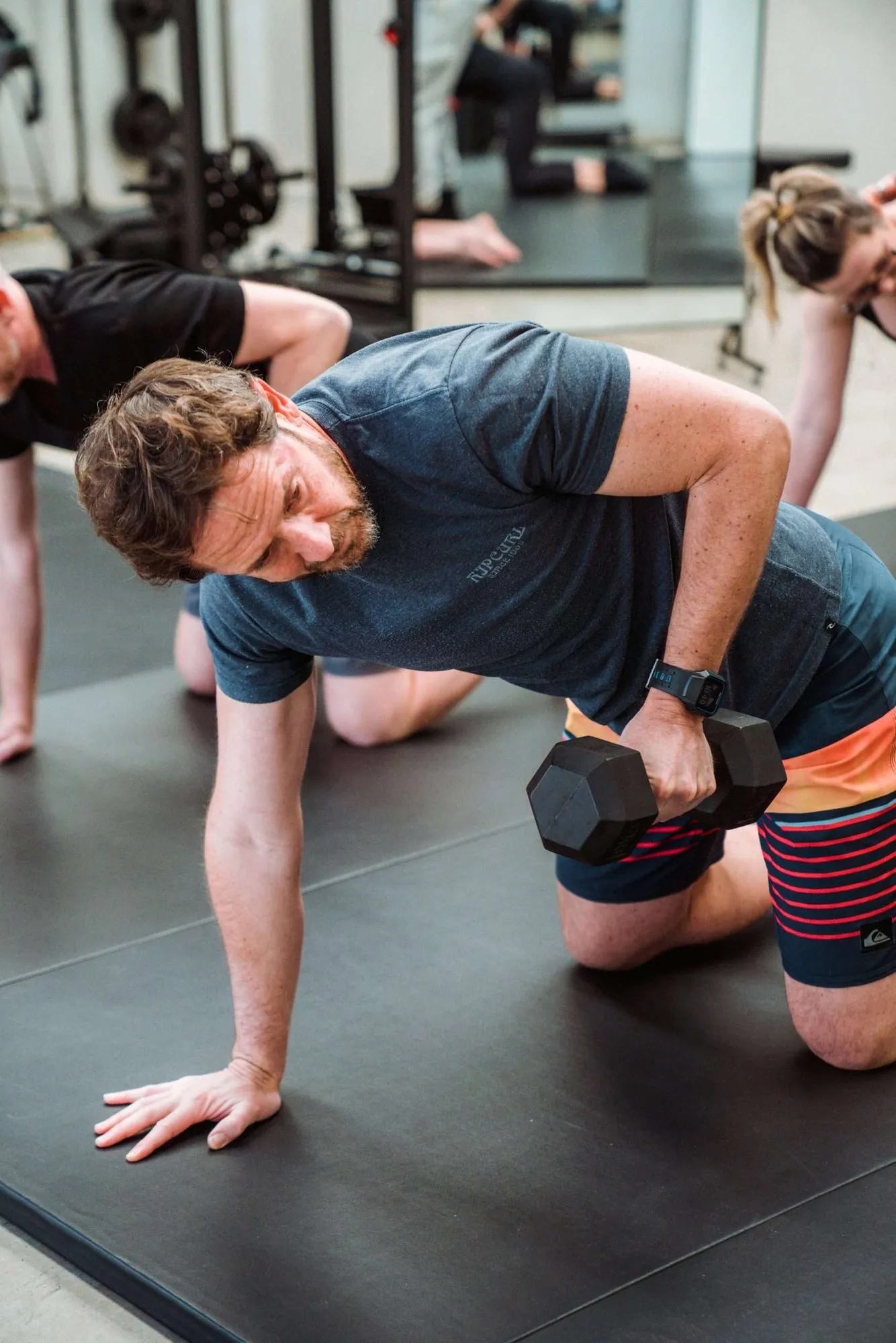 A client training a kneeling row